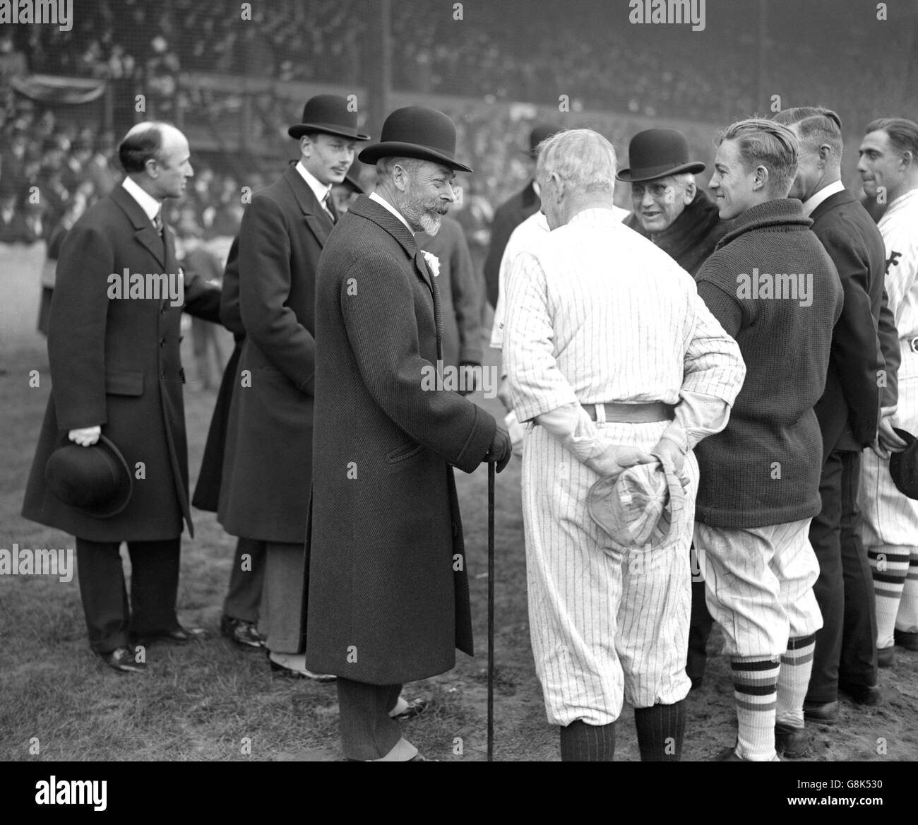 King George V mit amerikanischen Baseballspielern an der Stamford Bridge. Prinz Henry steht hinter dem König. Stockfoto