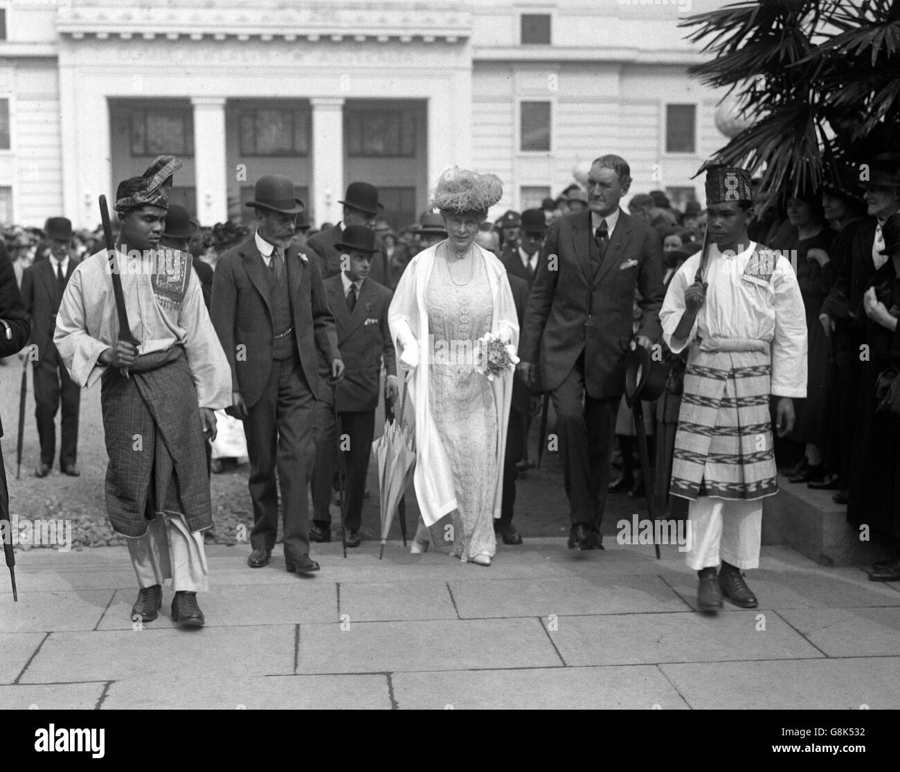 König George V und Königin Mary und der Prinz von Wales betreten die malaiische Sektion bei der Wembley Ausstellung. Stockfoto