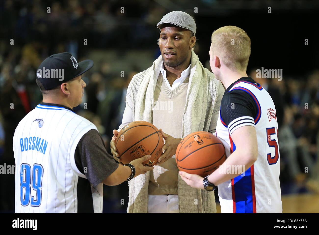 Orlando Magic gegen Toronto Raptors - NBA Global Games - O2 Arena. Der ehemalige Chelsea-Spieler Didier Drogba wird in der Halbzeit während des Spiels der NBA Global Games in der O2 Arena, London, beteiligt. Stockfoto