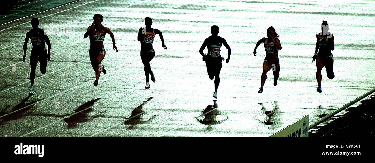 Leichtathletik - IAAF Leichtathletik-Weltmeisterschaften - Helsinki 2005 - Olympiastadion. Die weißrussische Yuliya Nesterenko (zweite links) begibt sich auf eine nasse Strecke, um das zweite 100-Meter-Halbfinale der Frauen zu gewinnen. Stockfoto