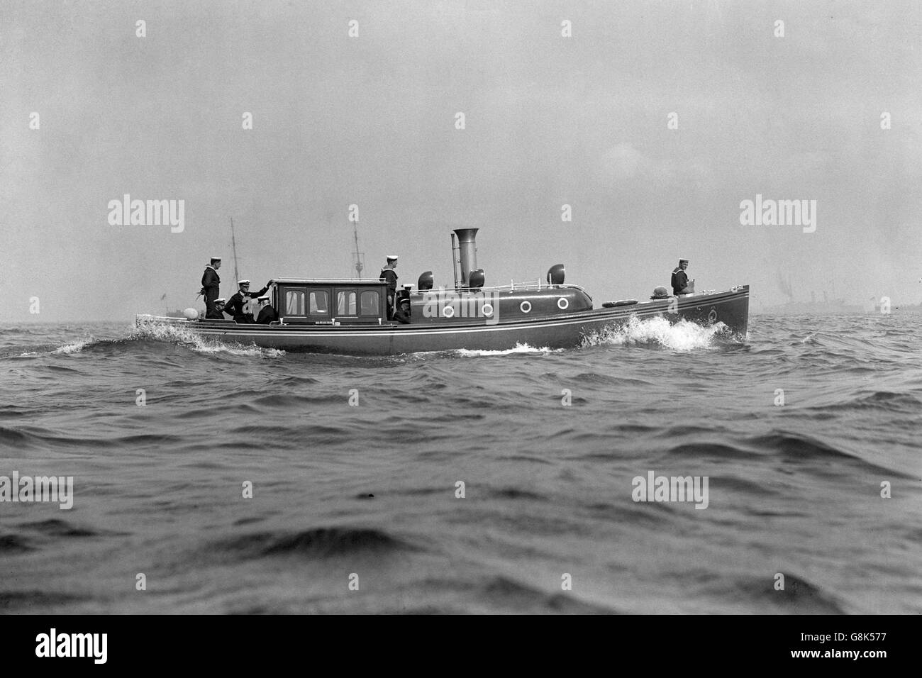 König George V bei seinem Start zum 'Neptune', vor Weymouth. Stockfoto
