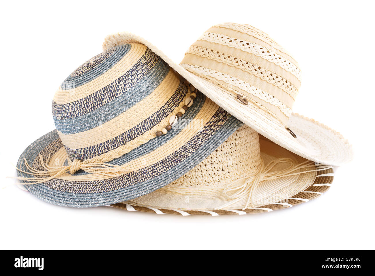 Bunte Sommerhüte isoliert auf weißem Hintergrund. Stockfoto