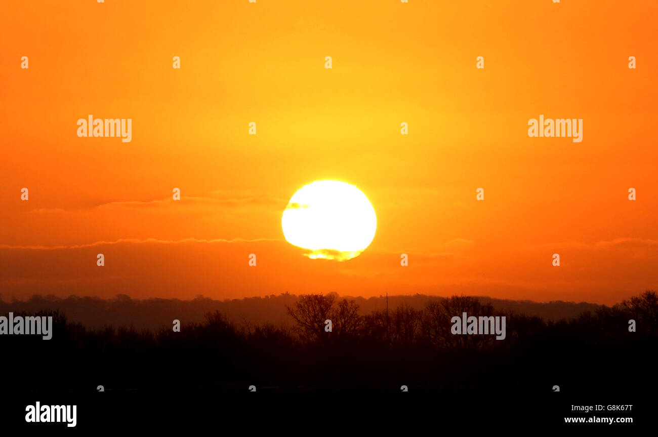 Die Sonne geht über Crawley in West Sussex auf, da die Temperaturen im ländlichen Schottland über das Wochenende auf bis zu minus 10 Grad sinken werden, während die Winterkälte in ganz Großbritannien untergeht. Stockfoto