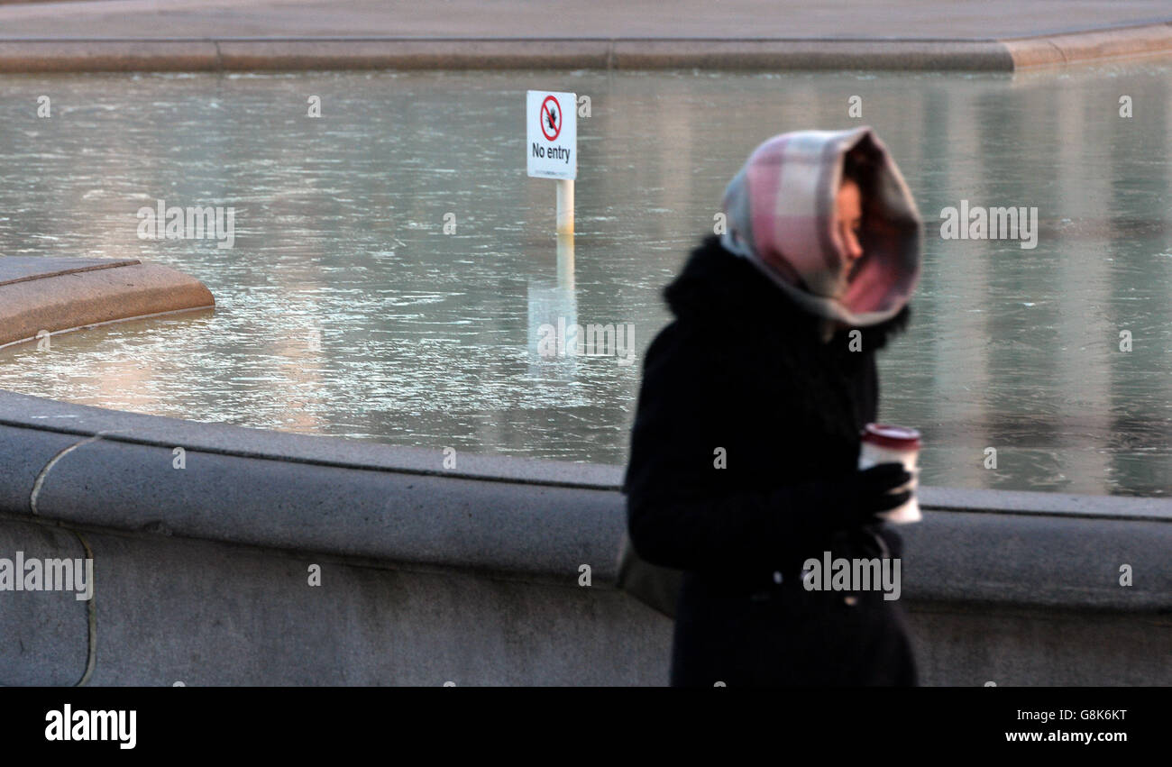 Eine dünne Eisschicht bedeckt die Brunnen am Trafalgar Square in London, da Teile des Landes vor eisigen Bedingungen gewarnt wurden. Stockfoto