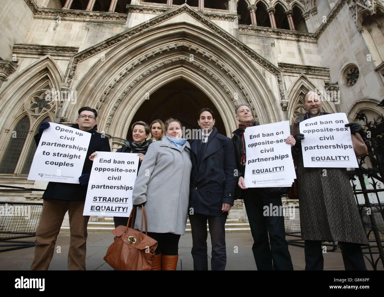 Rebecca Steinfeld und Charles Keidan (Mitte) mit Unterstützern wie Peter Tatchell (zweiter rechts) vor den Royal Courts of Justice in London, Wo sie argumentieren, dass die Haltung der Regierung zu zivilen Partnerschaften für heterosexuelle Paare, die eine zivile Partnerschaft eingehen möchten, anstatt zu heiraten, „mit dem Gleichstellungsgesetz unvereinbar ist“. Stockfoto