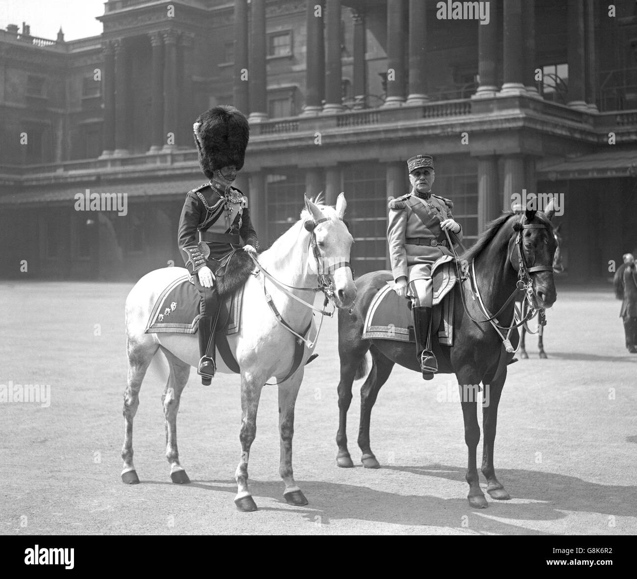 König George V mit Marschall Foch beim Trooping der Farbe. Stockfoto