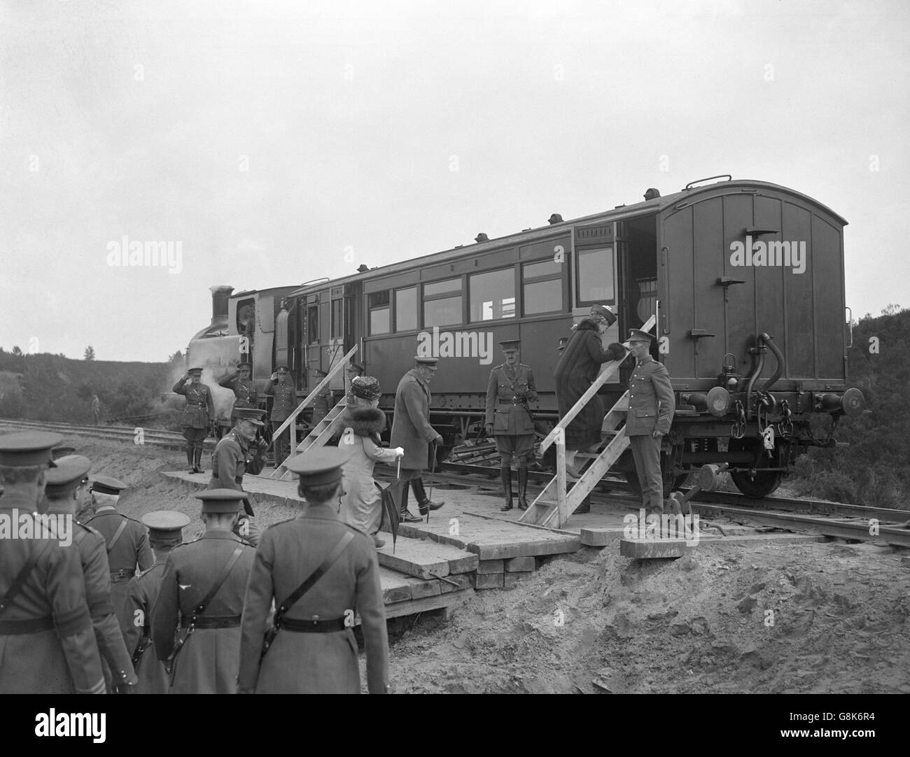 Queen Mary, gefolgt von König George V, der während eines Besuchs in Aldershot den „besonderen“ Woolmer Forest besteigen wird. Stockfoto