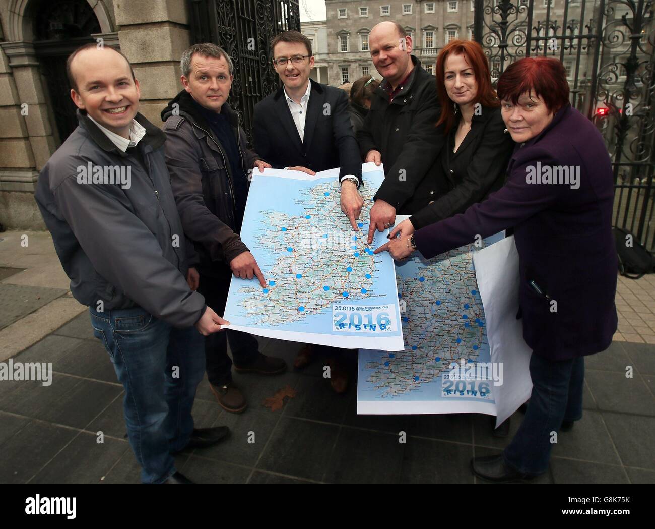 (Von links) Paul Murphy und Richard Boyd Barrett von der People Before Profit-Anti Austerity Alliance, Senator David Cullinane und Ratsmitglied Daithi Doolan von Sinn Fein, Und die unabhängige TDS Clare Daly und Joan Collins nehmen an einer Fotozelle außerhalb des Leinster House, Dublin, Teil, um einen nationalen Tag der Demonstrationen gegen Wassergebühren zu veröffentlichen, der diesen Samstag stattfinden wird. Stockfoto