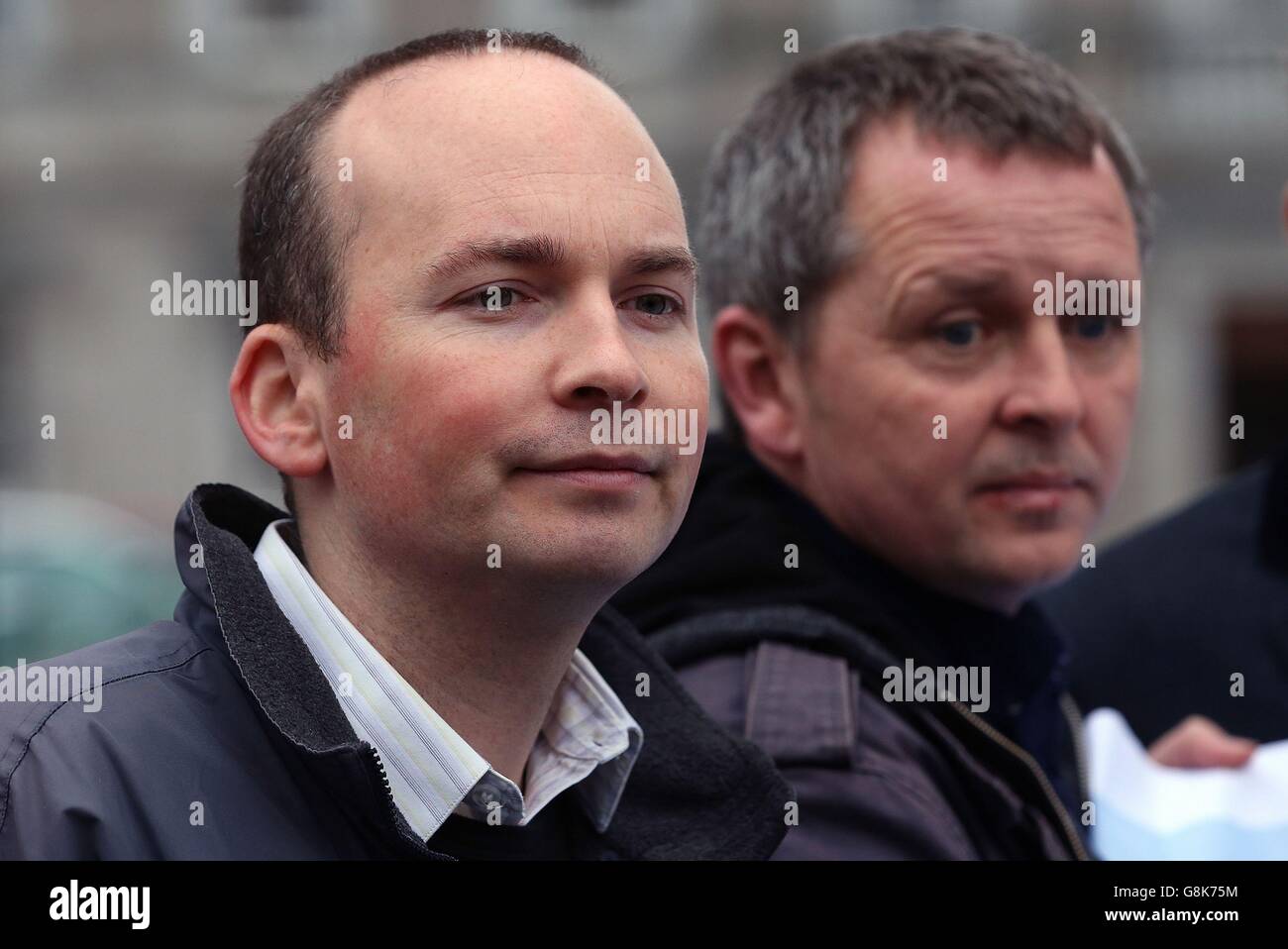 Paul Murphy (links) von TD und Richard Boyd Barrett von den Leuten vor der Profit-Anti-Austerity Alliance nehmen an einer parteiübergreifenden Fotoansprache vor dem Leinster House, Dublin, Teil, um einen nationalen Tag der Demonstrationen gegen Wassergebühren zu veröffentlichen, der an diesem Samstag stattfinden wird. Stockfoto