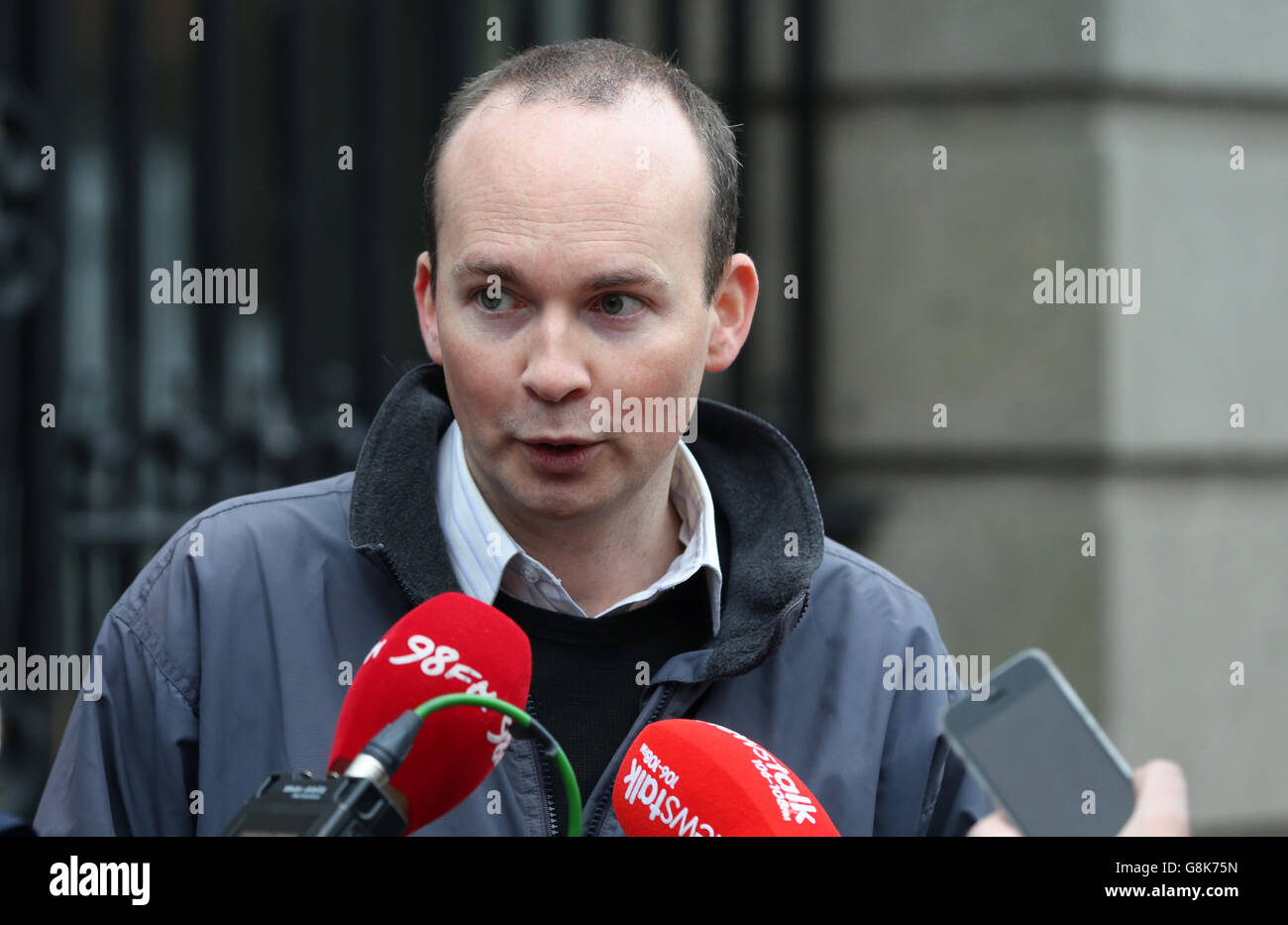 TD Paul Murphy, von den Leuten vor Profit-Anti Austerity Alliance, spricht vor einer parteiübergreifenden Fotozelle vor Leinster House, Dublin, mit den Medien, um einen nationalen Tag der Demonstrationen gegen Wassergebühren zu veröffentlichen, der diesen Samstag stattfinden wird. Stockfoto