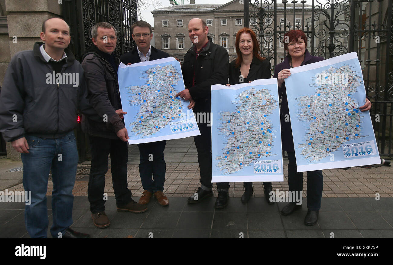 (Von links) Paul Murphy und Richard Boyd Barrett von der People Before Profit-Anti Austerity Alliance, Senator David Cullinane und Ratsmitglied Daithi Doolan von Sinn Fein, Und die unabhängige TDS Clare Daly und Joan Collins nehmen an einer Fotozelle außerhalb des Leinster House, Dublin, Teil, um einen nationalen Tag der Demonstrationen gegen Wassergebühren zu veröffentlichen, der diesen Samstag stattfinden wird. Stockfoto