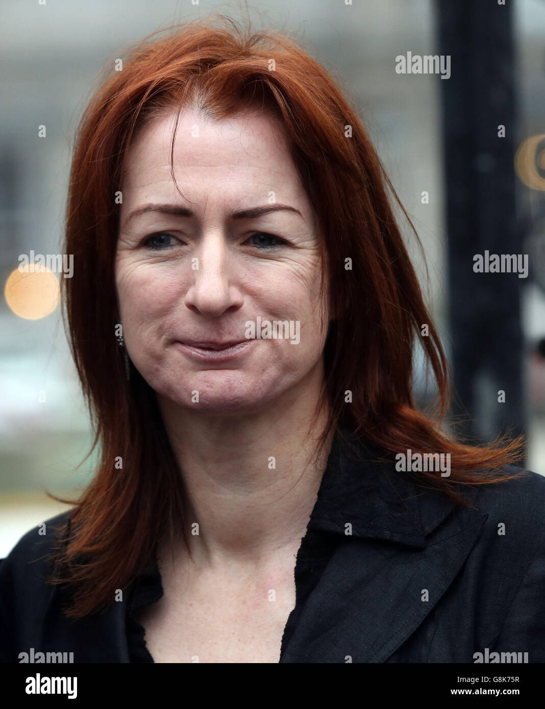 Die unabhängige TD Clare Daly nimmt an einer parteiübergreifenden Fotoansprache vor dem Leinster House, Dublin, Teil, um einen nationalen Tag der Demonstrationen gegen Wassergebühren zu veröffentlichen, der diesen Samstag stattfinden wird. Stockfoto