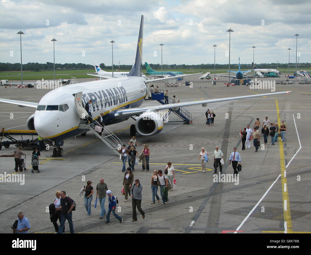 Passagiere gehen von einem Ryanair-Flugzeug auf dem Vorfeld am Flughafen Dublin. Stockfoto