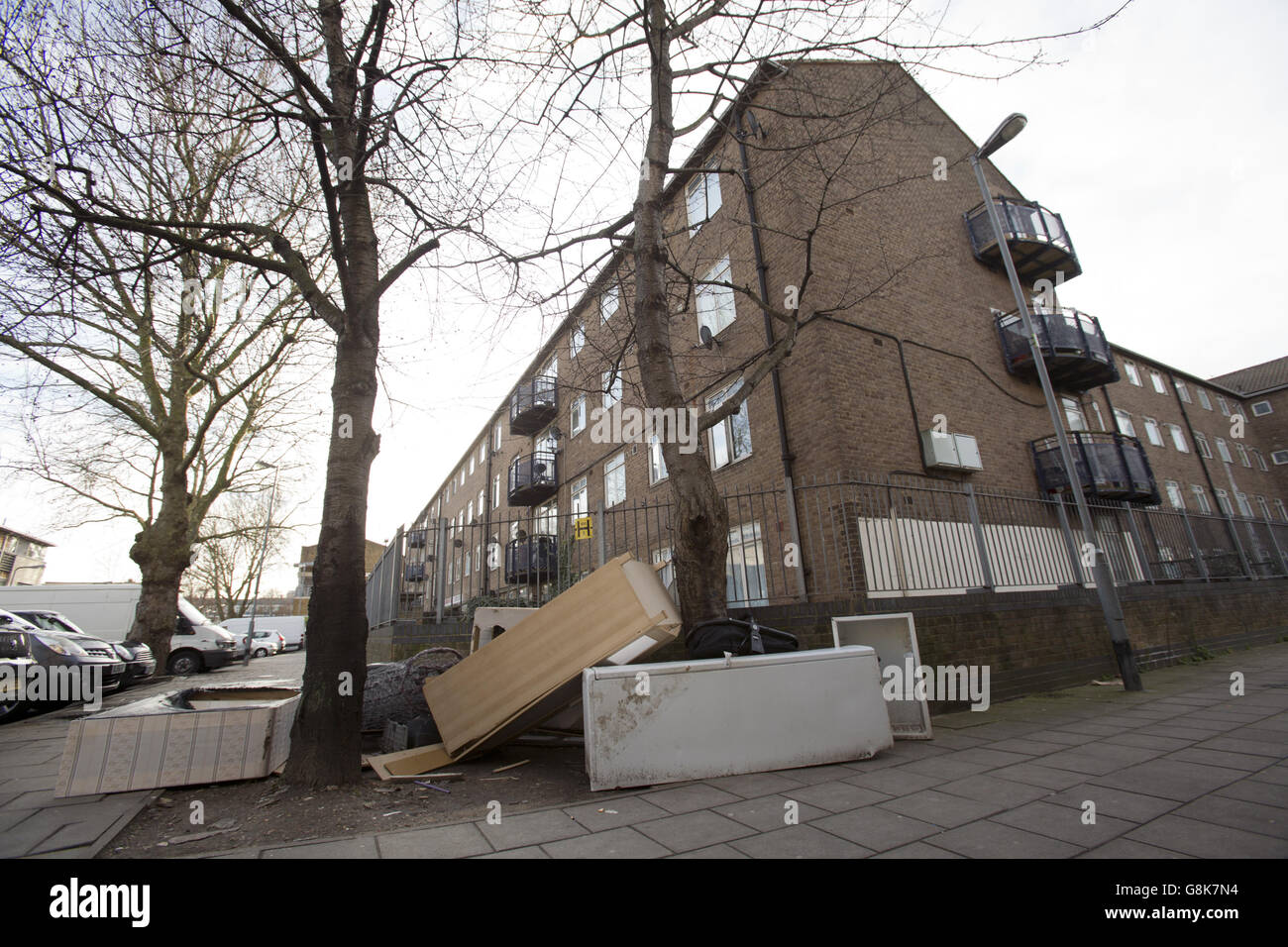 Weggeworfene Möbel und allgemeiner Müll wurden außerhalb der Wohnungen in Angell Town Estate in Brixton, South London, zurückgelassen. Stockfoto