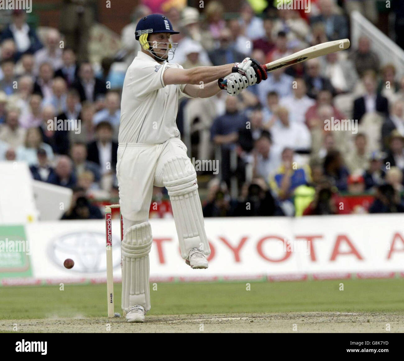 Cricket - The Ashes - npower Third Test - England gegen Australien - Old Trafford. Der Engländer Andrew Flintoff verpasst mal einen Hakenschuss. Stockfoto
