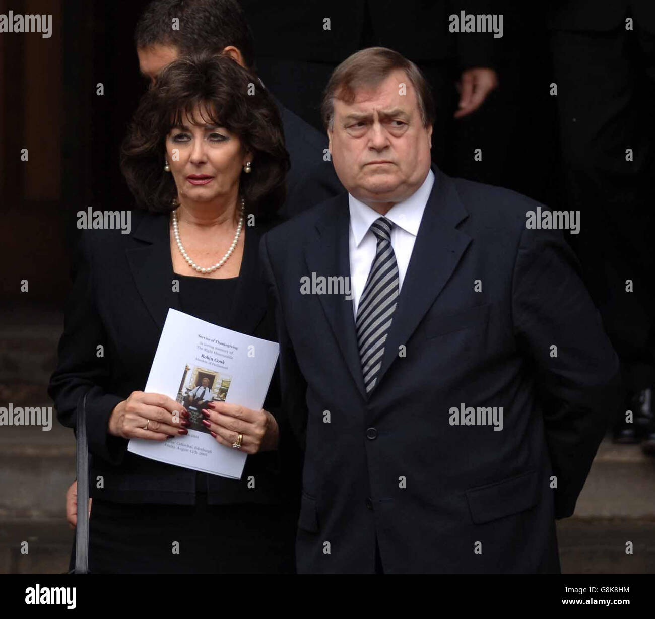 John Prescott und seine Frau gehen nach der Beerdigung des ehemaligen Außenministers Robin Cook. Cook, 59, starb am Samstag während eines Wanderurlaubs mit seiner Frau Gaynor in Nordschottland. Stockfoto