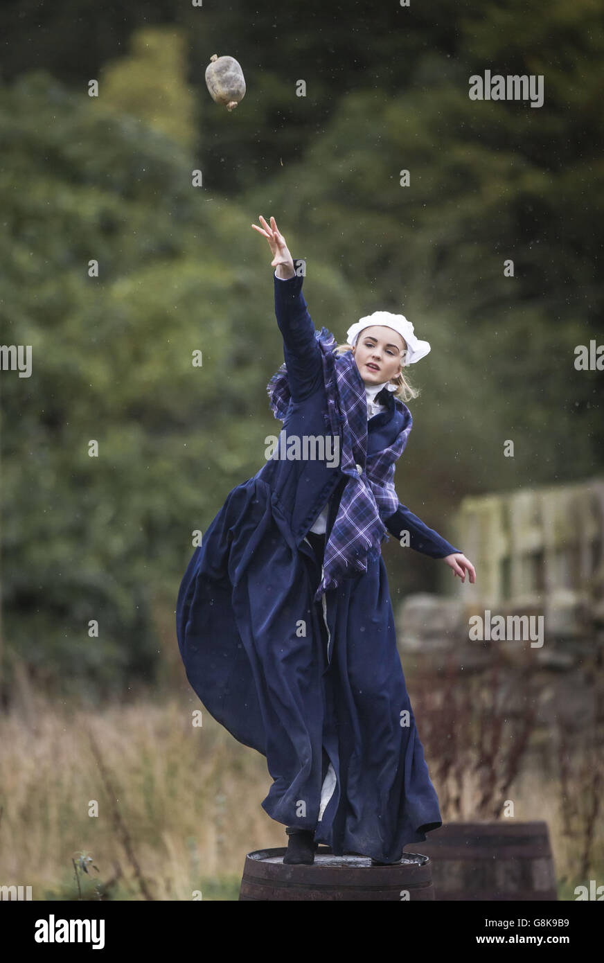 Rebekah McGinn, in einem späten 18. Jahrhundert Kostüm gekleidet, nimmt an der 1759 World Haggis Hurling Championship 2015 im Burns Cottage in Alloway, Schottland, Teil, wo der schottische Dichter Robert Burns geboren wurde, vor den Burns Night Feiern. Stockfoto