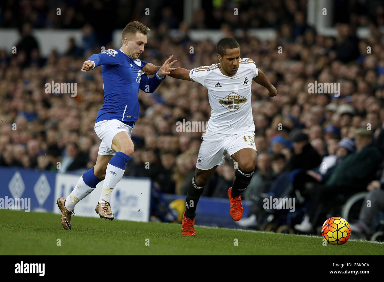 Evertons Gerard Deulofeu (links) und Wayne Routledge von Swansea City kämpfen während des Barclays Premier League-Spiels im Goodison Park, Everton, um den Ball. DRÜCKEN Sie VERBANDSFOTO. Bilddatum: Sonntag, 24. Januar 2016. Siehe PA Geschichte FUSSBALL Everton. Bildnachweis sollte lauten: Peter Byrne/PA Wire. Stockfoto