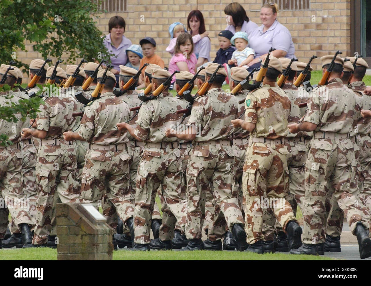 Irakische Soldaten während einer Parade in Brecon, Mitte Wales. Verteidigungsminister Adam Ingram erhielt heute einen Gruß der ersten irakischen Soldaten, die im Vereinigten Königreich ausgebildet wurden, um in den neuen Sicherheitskräften des Landes zu dienen. Nach einer Reihe arabischer Befehle marschierten die 35 Offiziere und nicht-beauftragten Offiziere zum sonnengebackenen Paradeplatz für ihre vorbeiziehende Parade. Der stellvertretende Stabschef der irakischen Streitkräfte, Generalleutnant Nasier Al Abadi, war ebenfalls anwesend, um ihren Gruß zu empfangen. Stockfoto