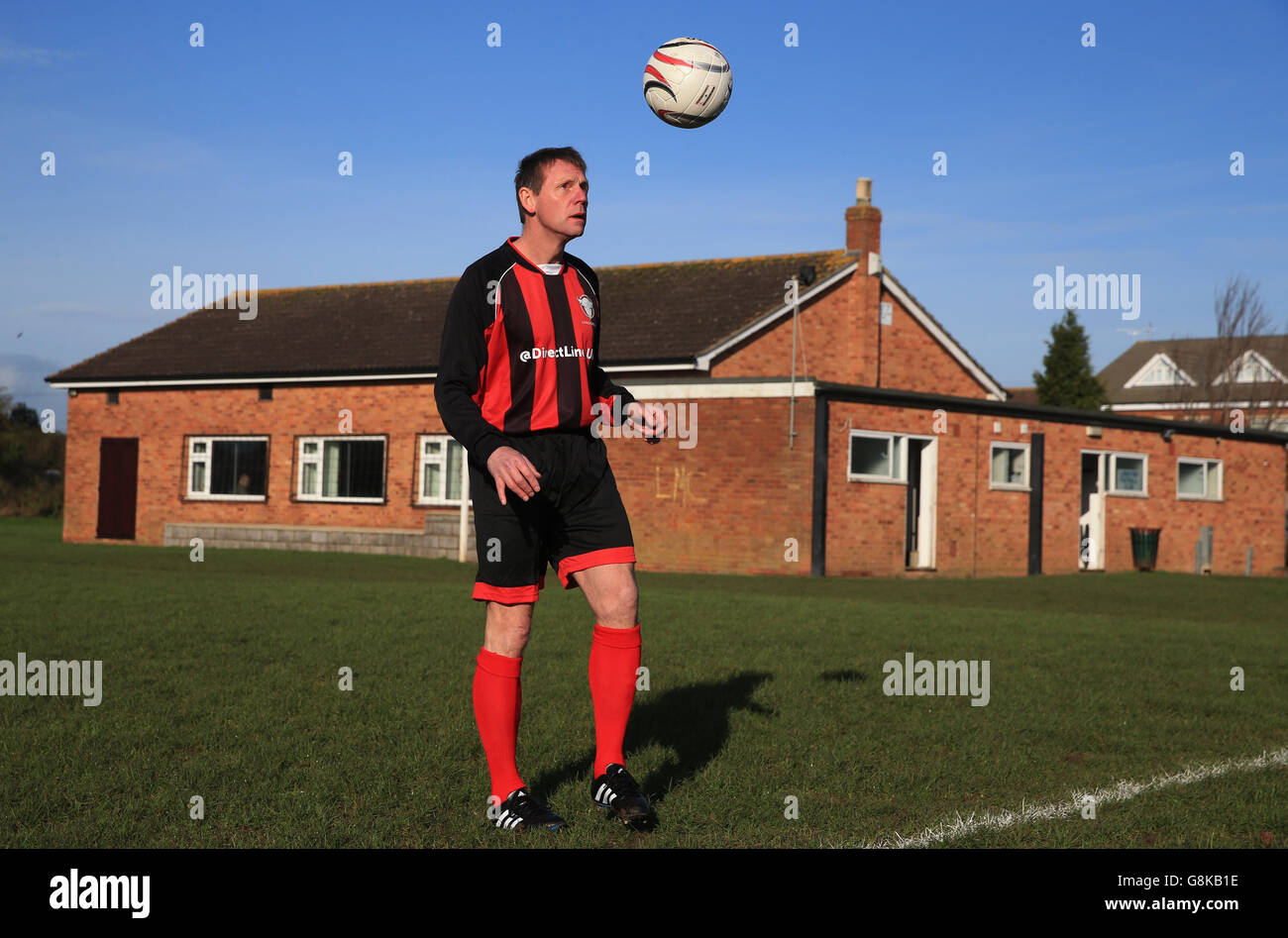 Der ehemalige England-Verteidiger Stuart Pearce kommt aus dem Ruhestand und unterzeichnet für Longford AFC, derzeit unterste von Gloucestershire Northern Senior League Division Two. Der ehemalige Nottingham Forest Held wurde entworfen, um das Vertrauen und die Geschicke von Longford AFC, dem "schlechtesten Team in England", mit Unterstützung von Direct Line zu 'reparieren'. Siehe PA Geschichte FUSSBALL Pearce. DRÜCKEN Sie VERBANDSFOTO. Bilddatum: Donnerstag, 28. Januar 2016. Bildnachweis sollte lauten: Nick Potts/PA Wire Stockfoto