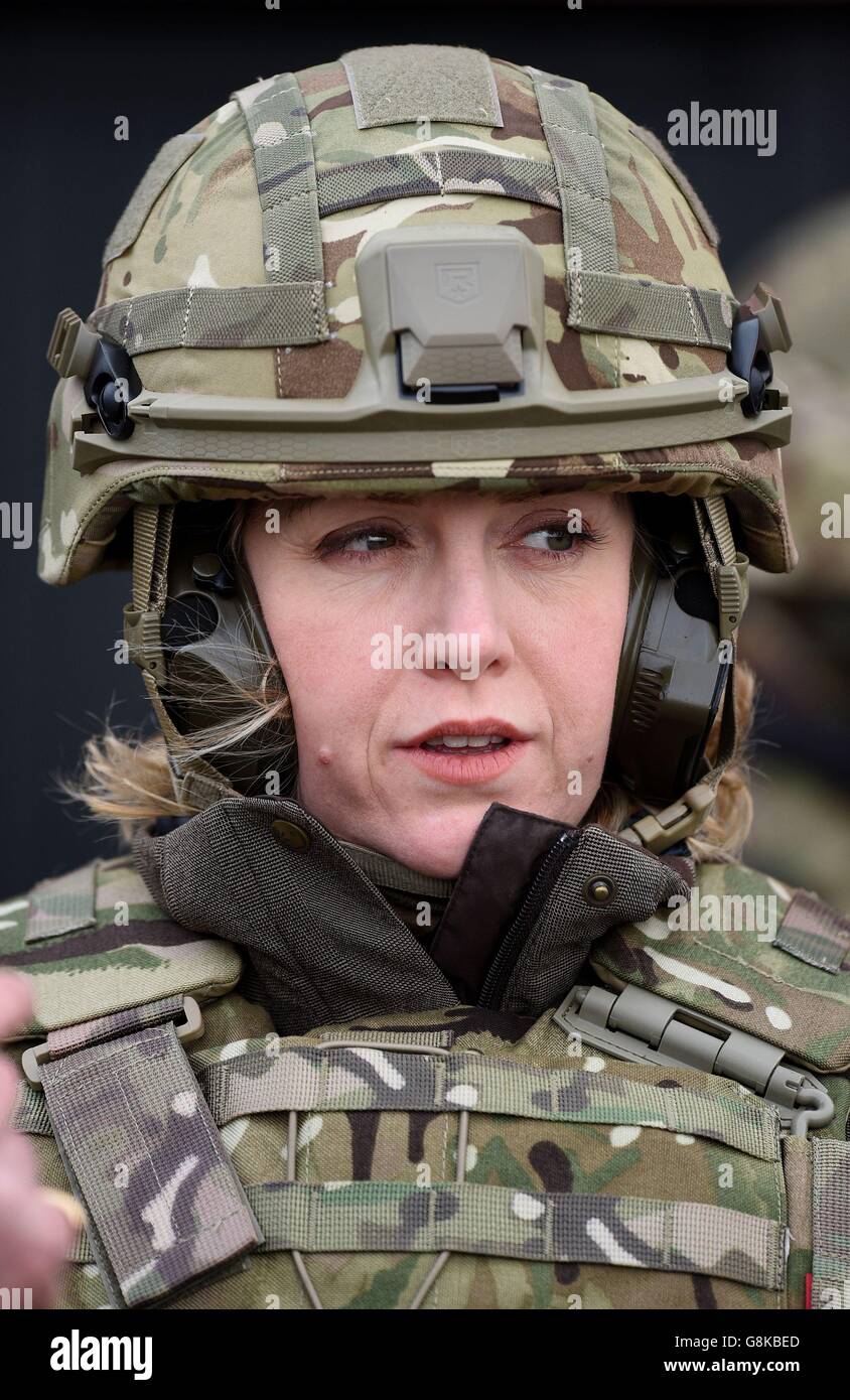 Minister der Streitkräfte, Penny Mordaunt, bevor er sich eine Live-Schussübung von Mitgliedern der Infanterie-Kampfschule im Trainingsgebiet von Sennybridge in den Brecon Beacons, Wales, ansah. Stockfoto