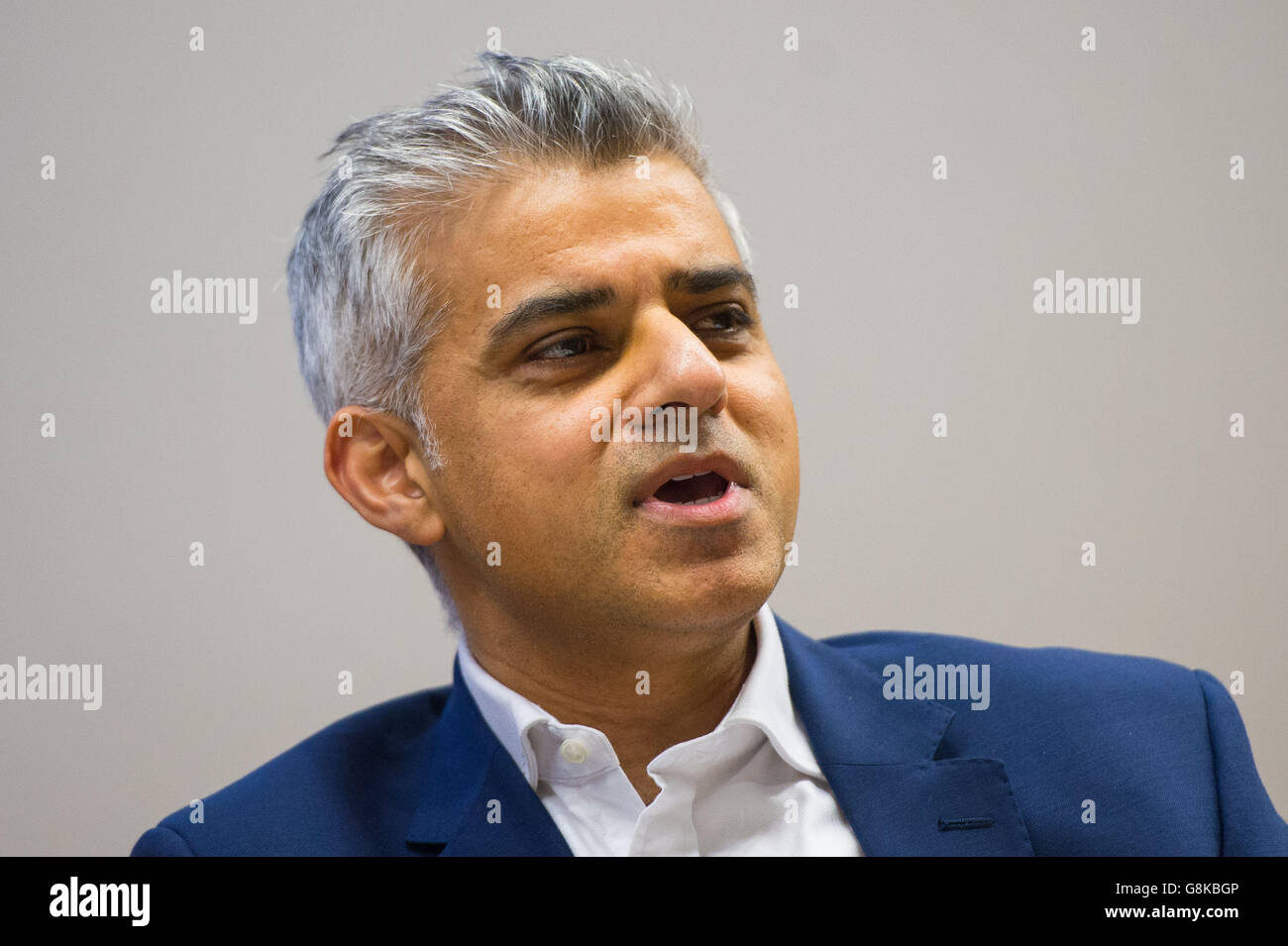 Labour London Mayoral Candidate Sadiq Khan bei der Debatte "Warum ich morgen Bürgermeister von London sein sollte", an der London School of Economics, London. Stockfoto
