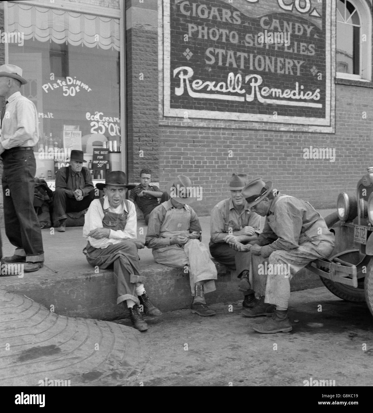 Hop-Bauern halten politisches Forum on Drogerie Ecke, Unabhängigkeit, Oregon, USA, Dorothea Lange für Farm Security Administration, August 1939 Stockfoto