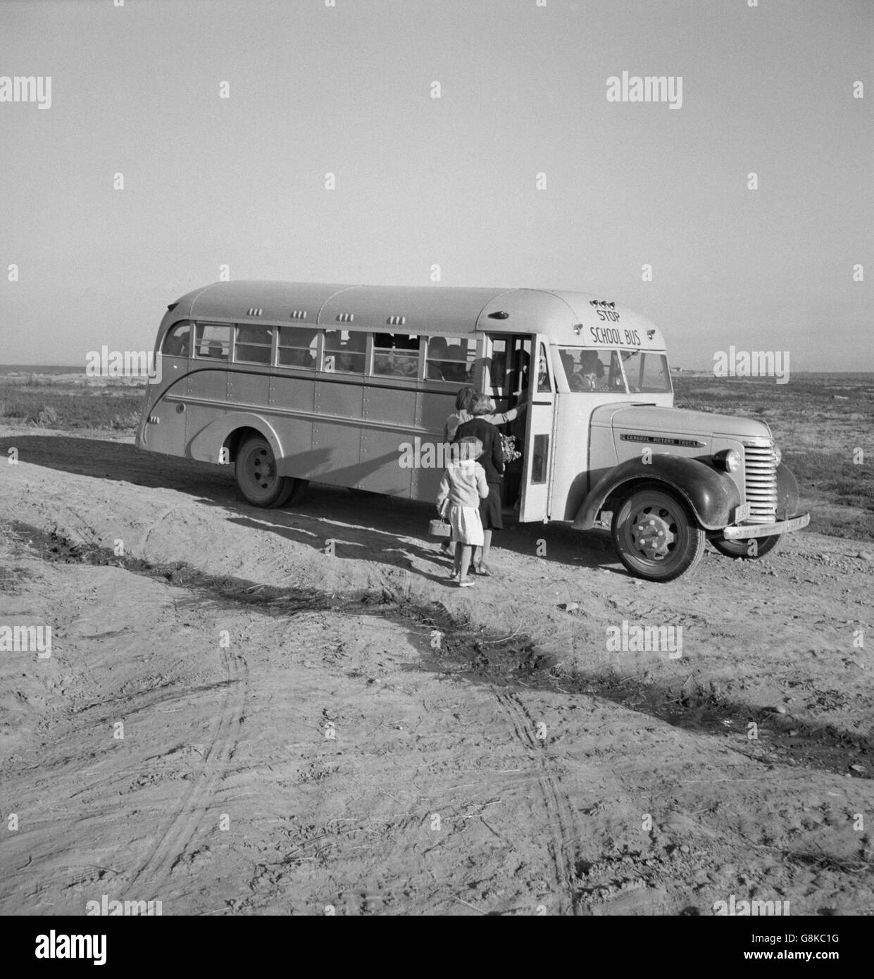 Kinder immer auf Schulbus, Tote Ochsen Wohnung, Malheur Grafschaft, Oregon, USA, Dorothea Lange für Farm Security Administration, Oktober 1939 Stockfoto