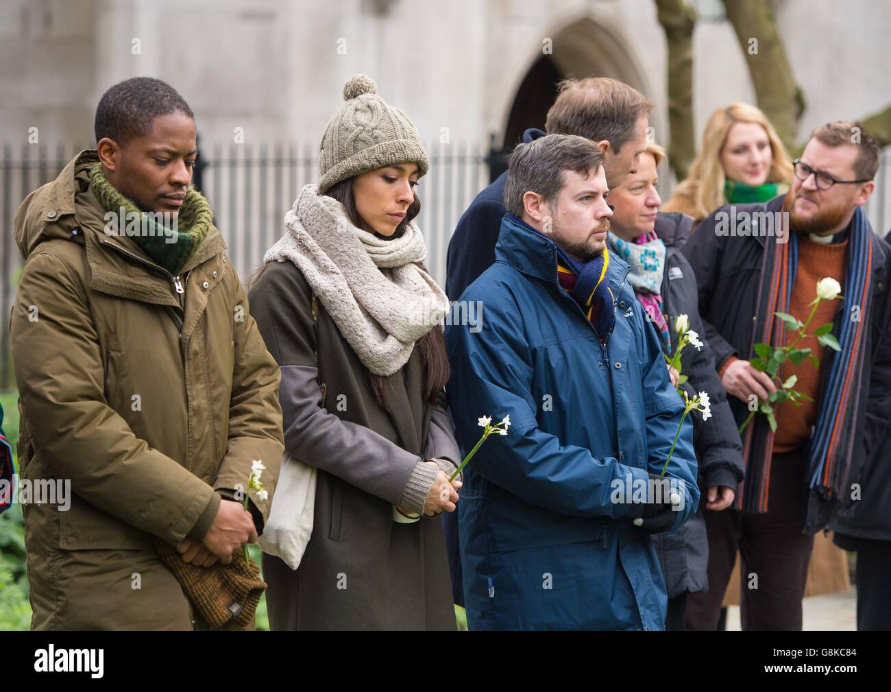 Schauspielerin Oona Chaplin (zweite links) nimmt an einem von Citizens UK organisierten Gedenkgottesdienst für Flüchtlinge Teil, die bei dem Versuch gestorben sind, Großbritannien zu erreichen, in der St. Andrew's Church in der City of London. Stockfoto