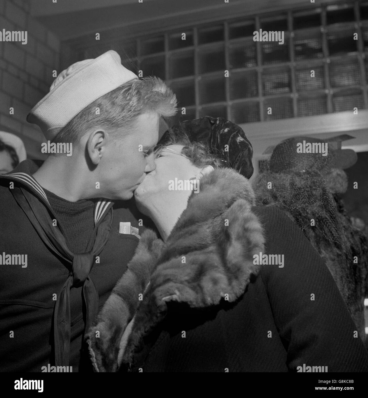 Seemann küssen seiner Mutter verabschiedet am Greyhound Bus Terminal, Washington DC, USA, Esther Bubley für Office of War Information, April 1943 Stockfoto