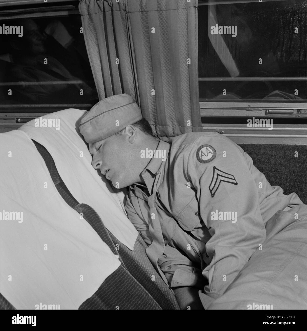 Soldat, schlafen auf Greyhound Bus, Cincinnati, Ohio, USA, Esther Bubley für Büro der Krieg-Informationen, September 1943 Stockfoto