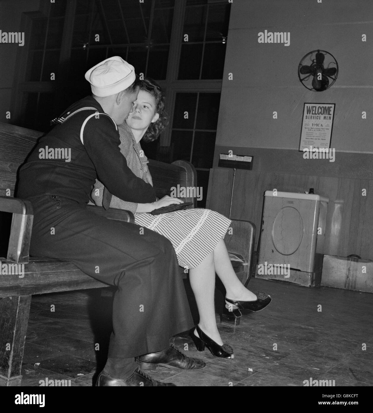 Segler und Freundin an Greyhound Busstation, 04:00, Memphis, Tennessee, USA, Esther Bubley für Büro der Krieg-Informationen, September 1943 Stockfoto