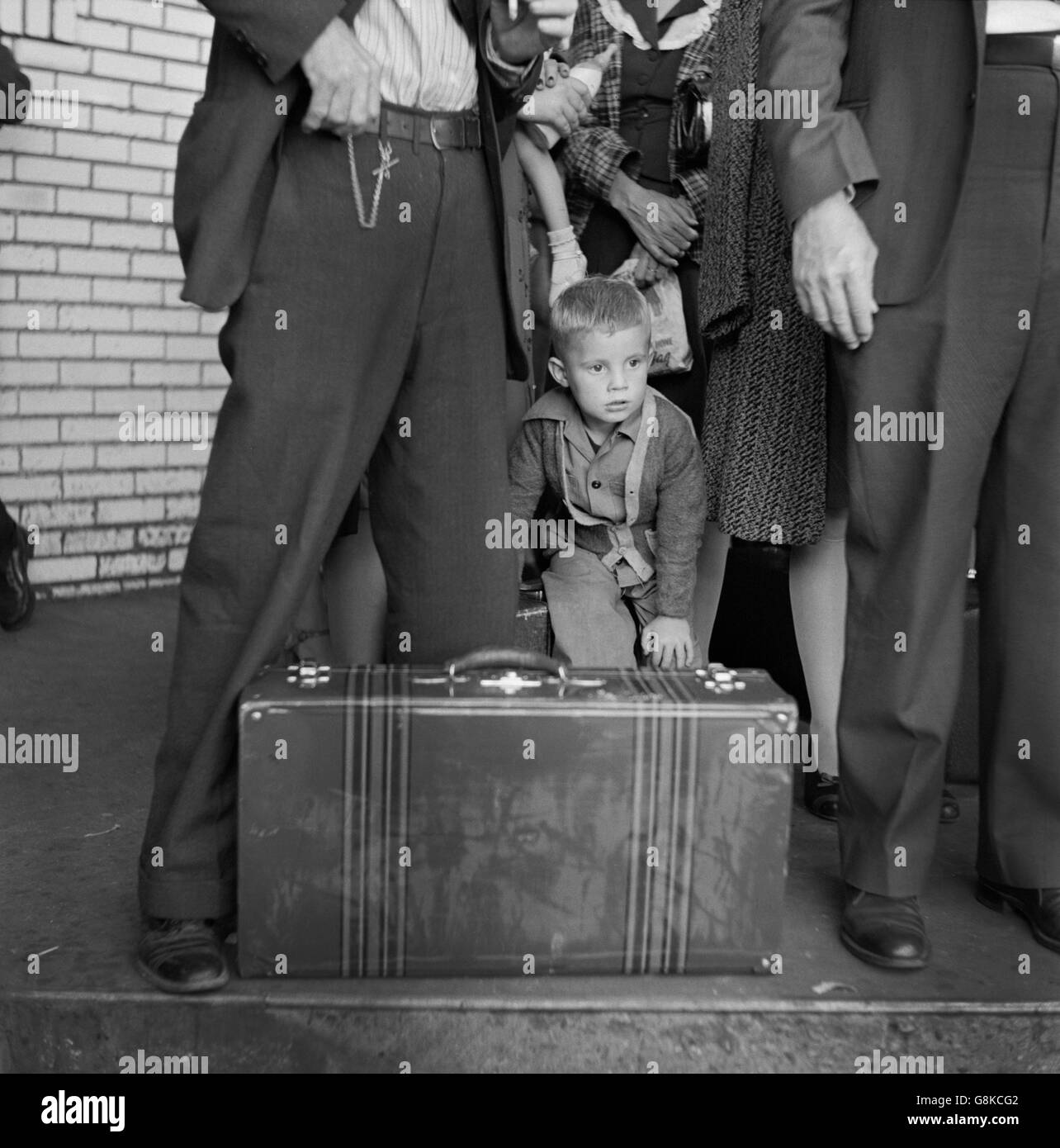 Junge mit Gruppe von Menschen warten auf Greyhound-Bus während der Fahrt aus Louisville, Kentucky, Memphis, Tennessee, USA, Esther Bubley für Büro der Krieg-Informationen, September 1943 Stockfoto