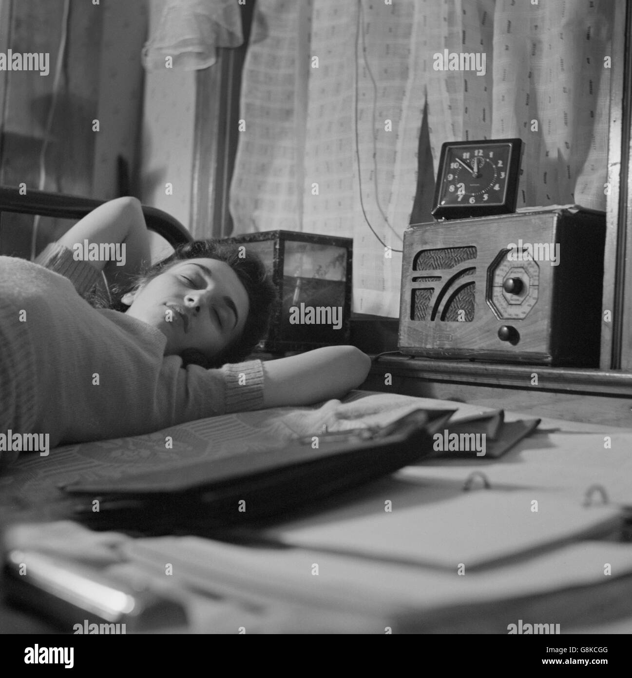 Junge Frau schläft beim Radiohören im Boardinghouse Zimmer, Washington DC, USA, Esther Bubley für Office of War Information, Januar 1943 Stockfoto