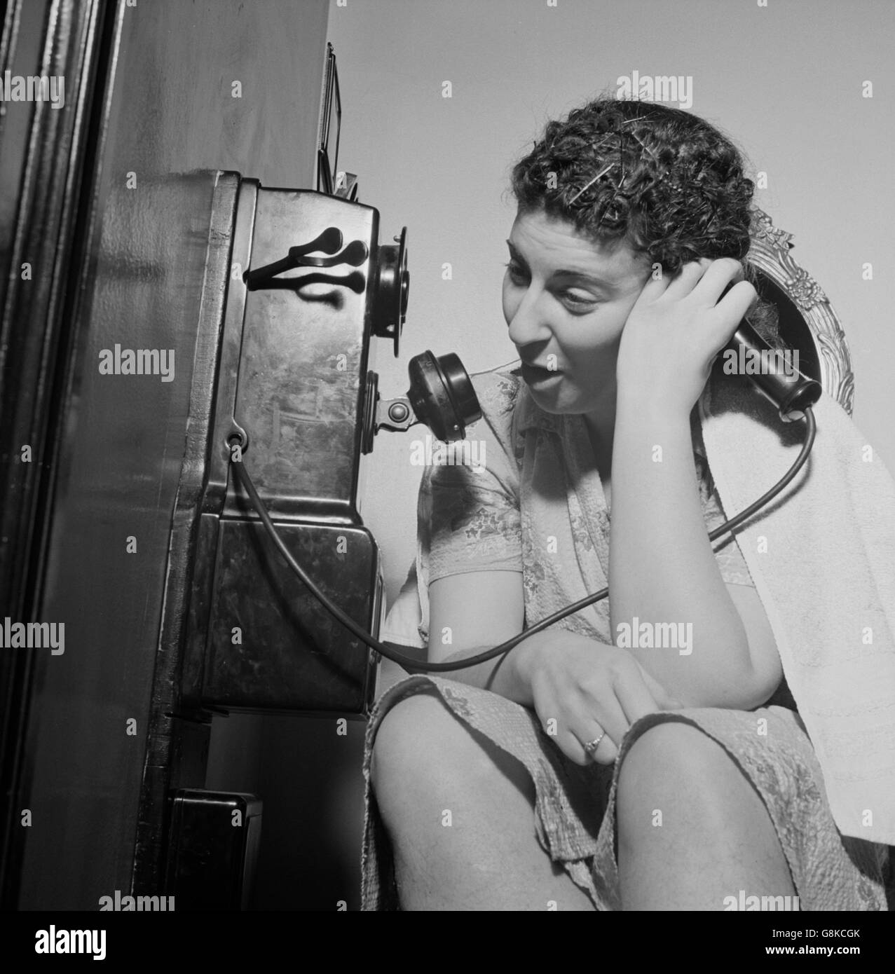 Frau mit Telefon im Boardinghouse, Washington DC, USA, Esther Bubley für Office of War Information, Januar 1943 Stockfoto