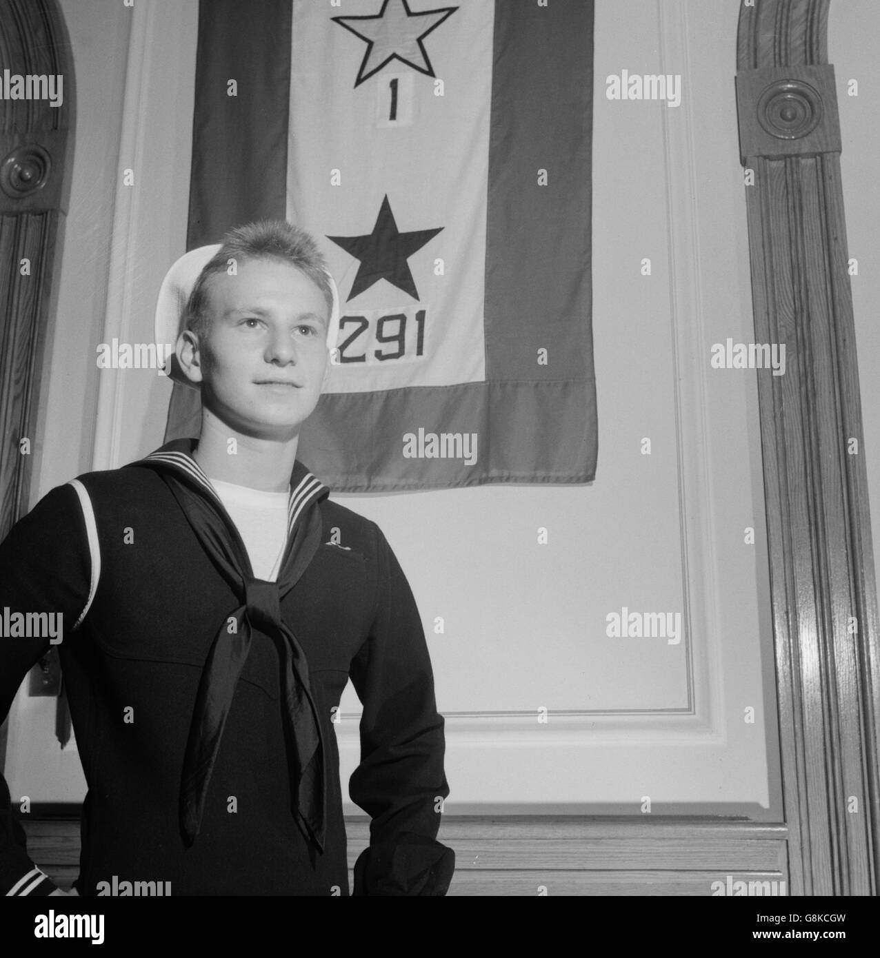 Junge Seemann, der High School im Juni, stand vor der Schule Service Flag, Washington DC, USA, Esther Bubley für Office of War Information, Oktober 1943 schloss Stockfoto