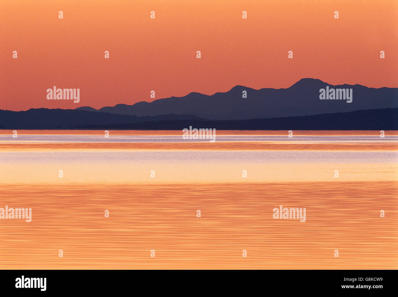 Orange Kariba See und Himmel, Reflexion, Simbabwe. Stockfoto