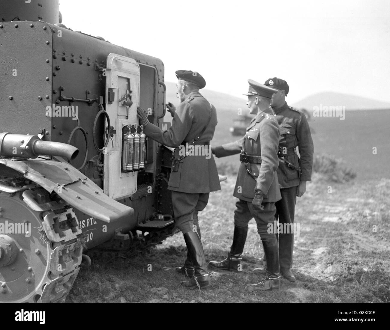 König Georg V. König Georg V. besucht das Panzerkorps. Stockfoto