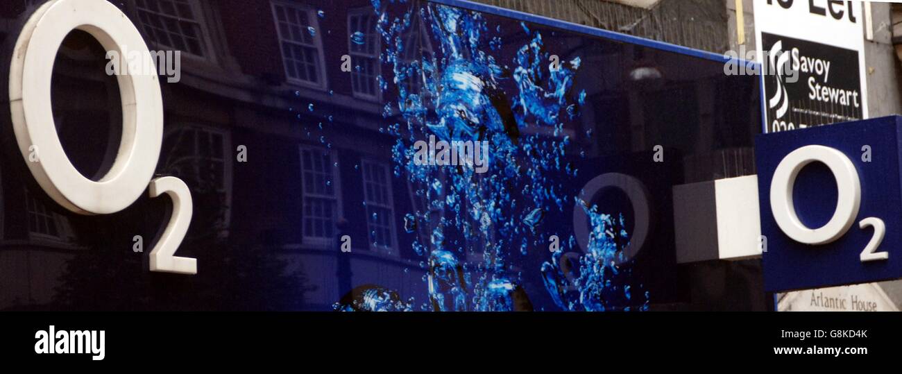 Allgemeiner Blick auf die Geschäfte in London. Der O2 Handyshop in der Oxford Street. Stockfoto