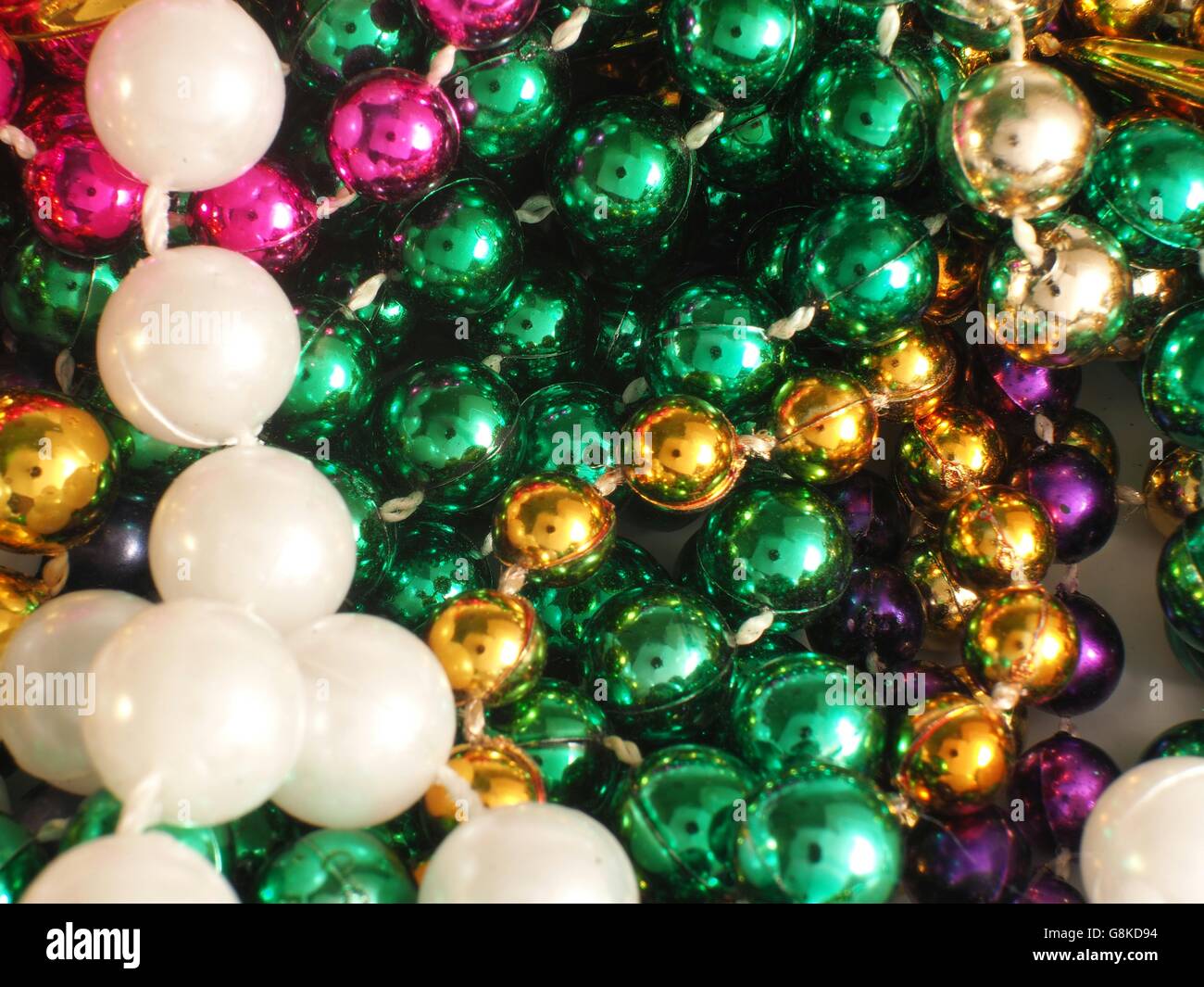 Makro-Fotografie von Karneval Perlen gesammelt an verschiedenen Paraden! Stockfoto