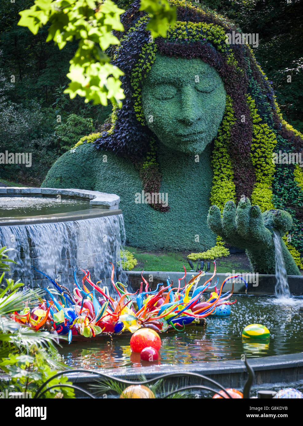 Den schönen Kaskaden-Garten mit großen Mosaiculture 'Erdgöttin' und Chihuly Glas Skulpturen im Atlanta Botanical Garden. Stockfoto