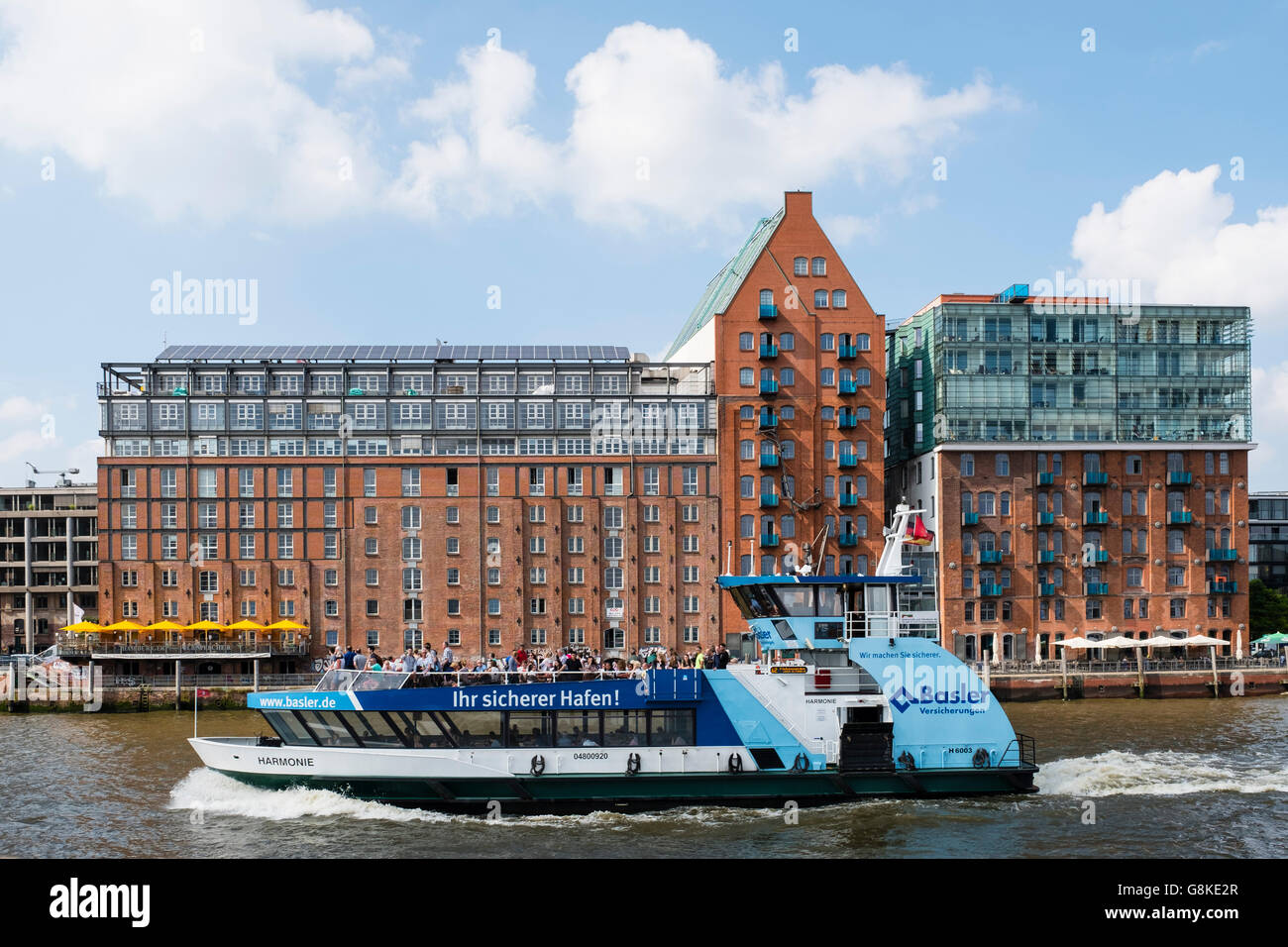 Passagier-Fähre Boot und Lager Gebäude umgebaut, Luxuswohnungen und Büros am Ufer des Flusses Elbe in Hamburg Stockfoto