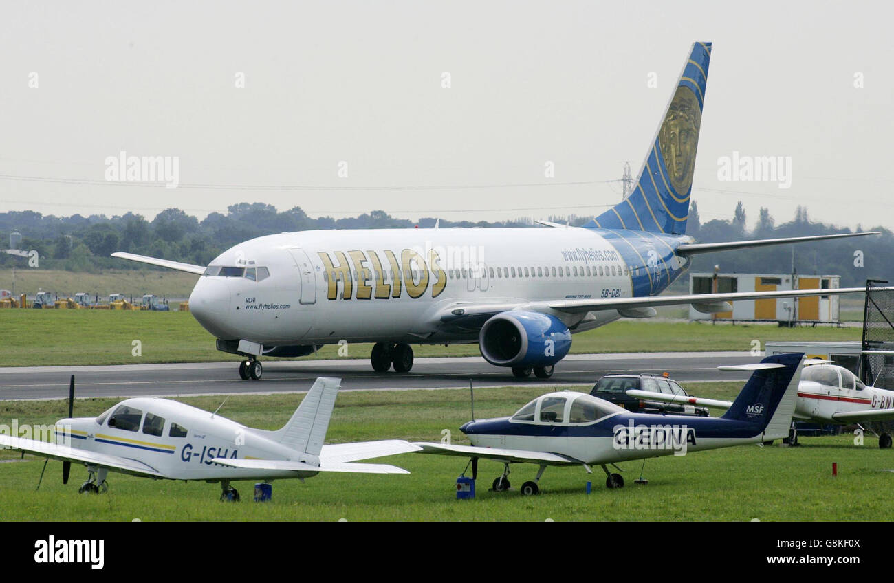 Ein Helios-Flugzeug, ähnlich dem bei Athen abgestürzten Flugzeug, das alle an Bord tötete, passiert Privatflugzeuge am Flughafen Manchester. Stockfoto