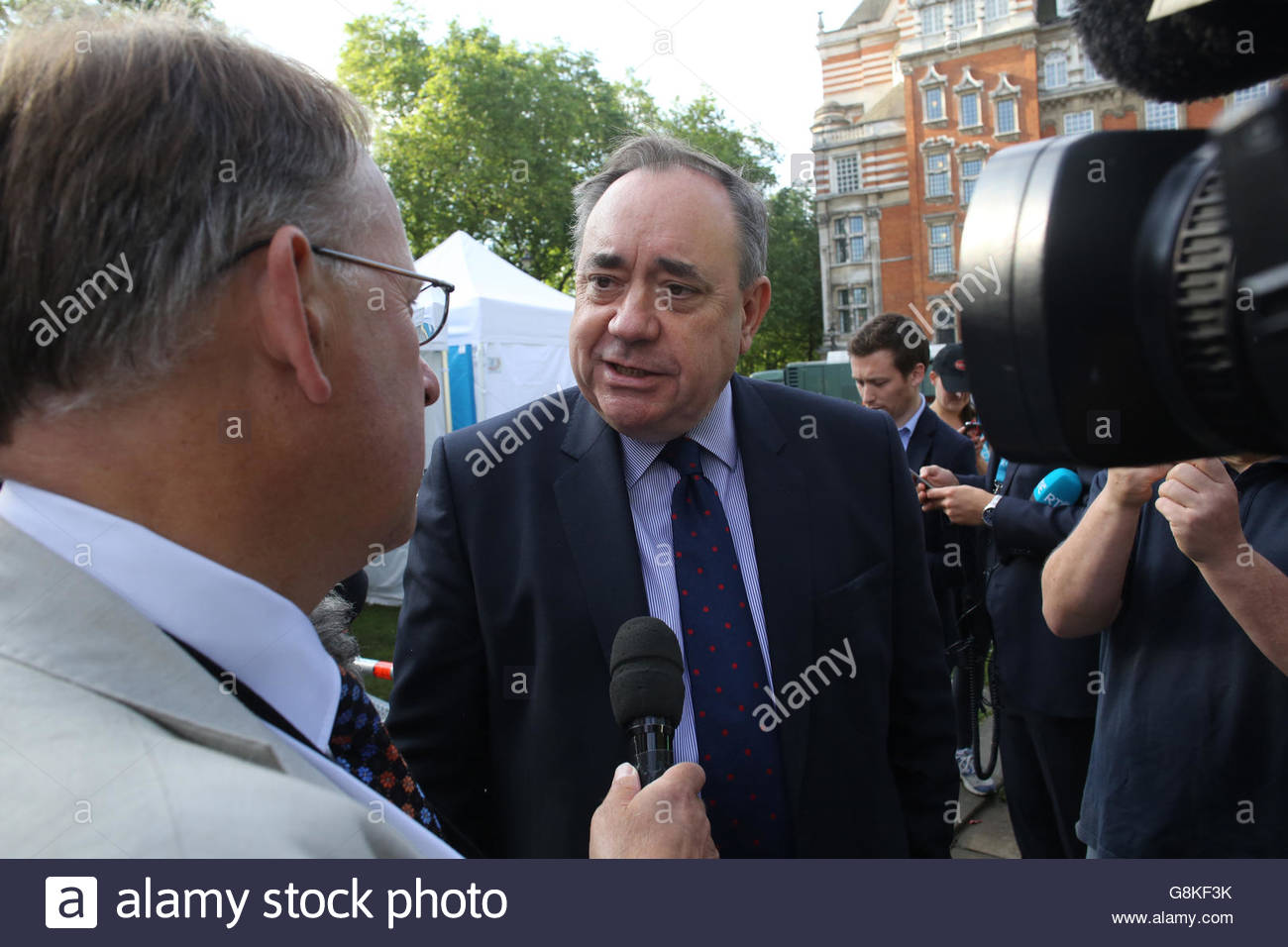 Alex Salmond nimmt Fragen von Channel 4 News im Anschluss an das Ergebnis des Referendums. Er bekräftigte die Notwendigkeit, wie er sie, für d sah Stockfoto