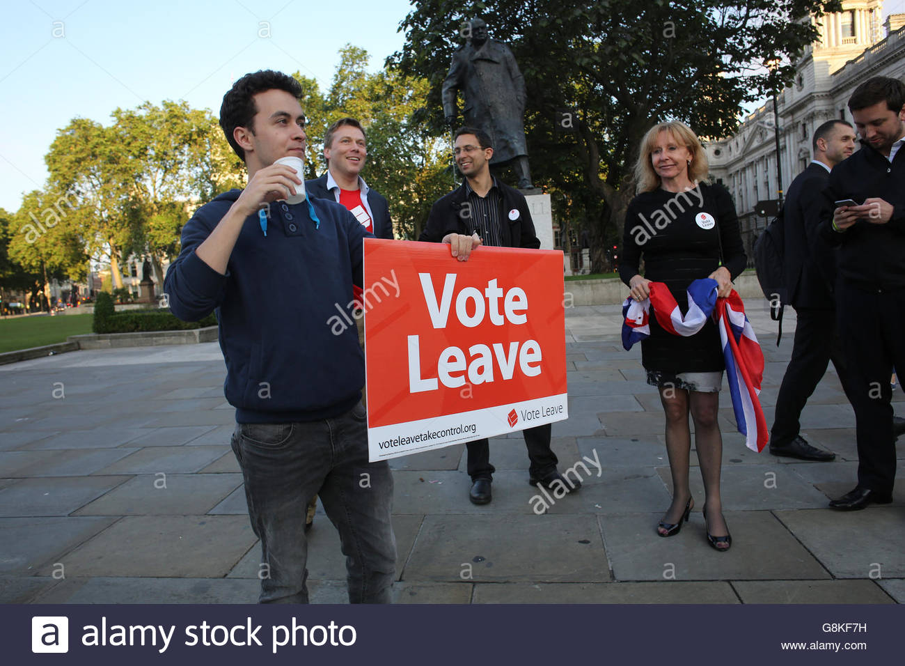 Westminster, London. Abstimmung verlassen Aktivisten feiern Sieg am Morgen des Ergebnisses. Stockfoto