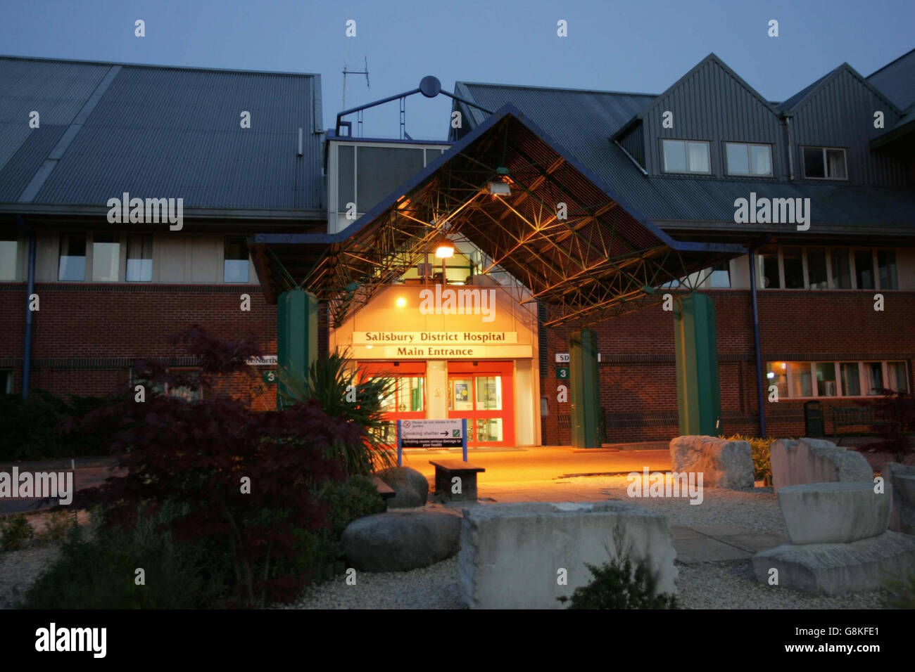 Der Haupteingang des Bezirkskrankenhauses von Salisbury, aus dem die Popsängerin Madonna heute Abend entlassen wurde, nachdem sie bei einem Reitunfall verletzt worden war. Stockfoto