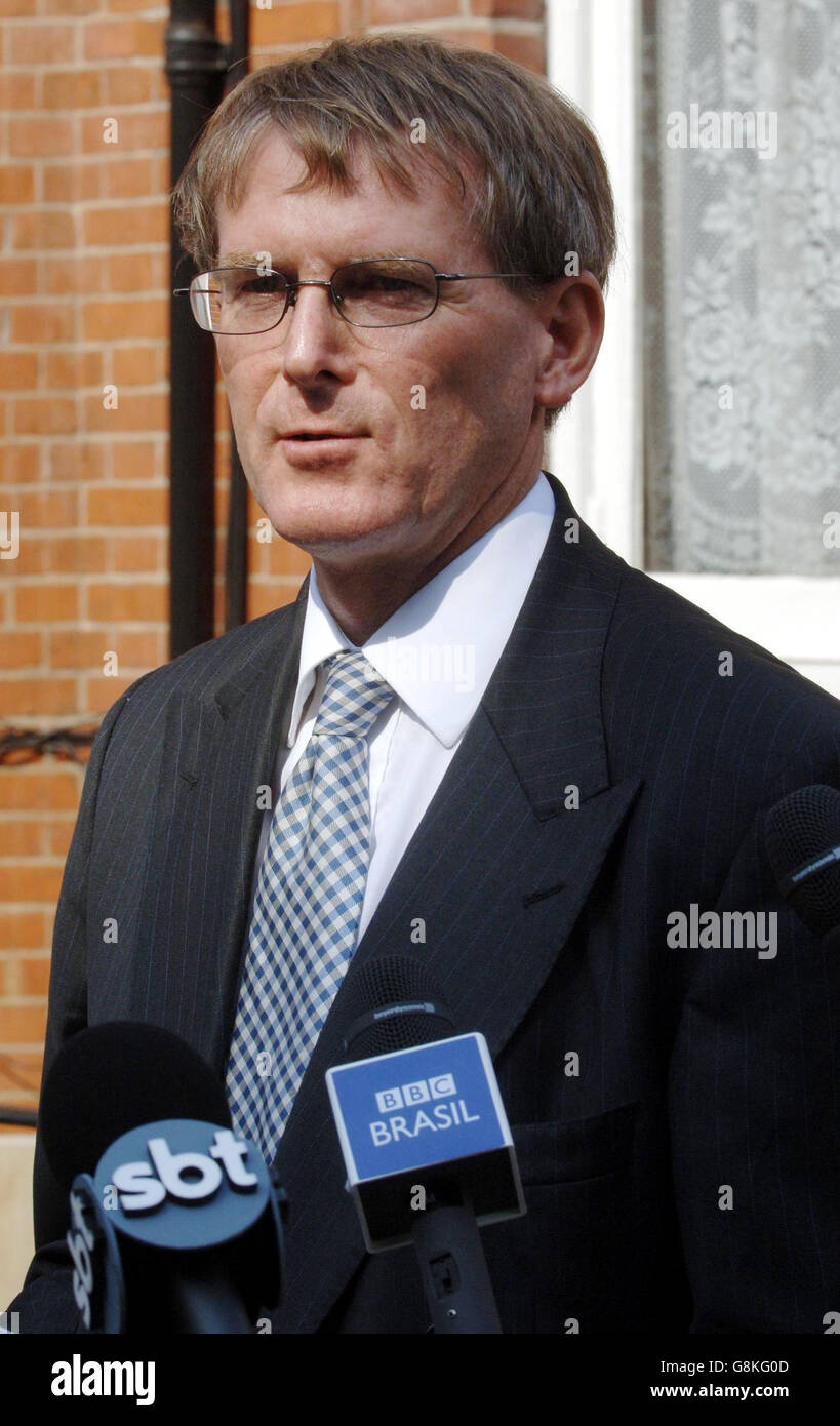 John Wadham, stellvertretender Vorsitzender des IPCC, spricht bei einer Pressekonferenz mit den Medien. Stockfoto