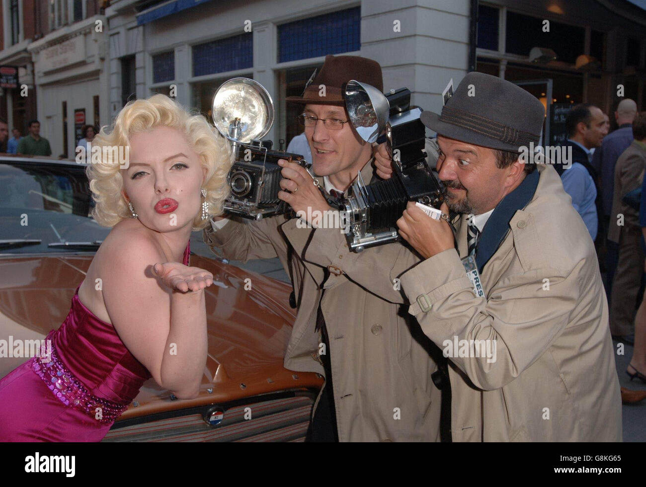 Goodwood Revival - Bluebird Restaurant. Die Marilyn Monroe-Doppelgängerin Suzie Kennedy kommt beim Start an. Stockfoto