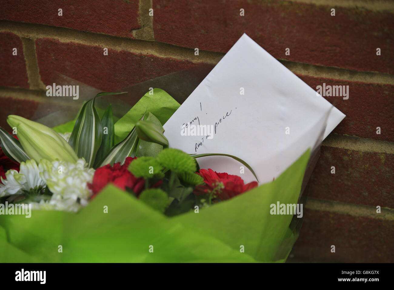 Blumen, die vor dem Haus von Sir Terry Wogan in Taplow, Buckinghamshire, zurückgelassen wurden, da der erfahrene Sender im Alter von 77 Jahren nach einer kurzen Krankheit gestorben ist. Stockfoto