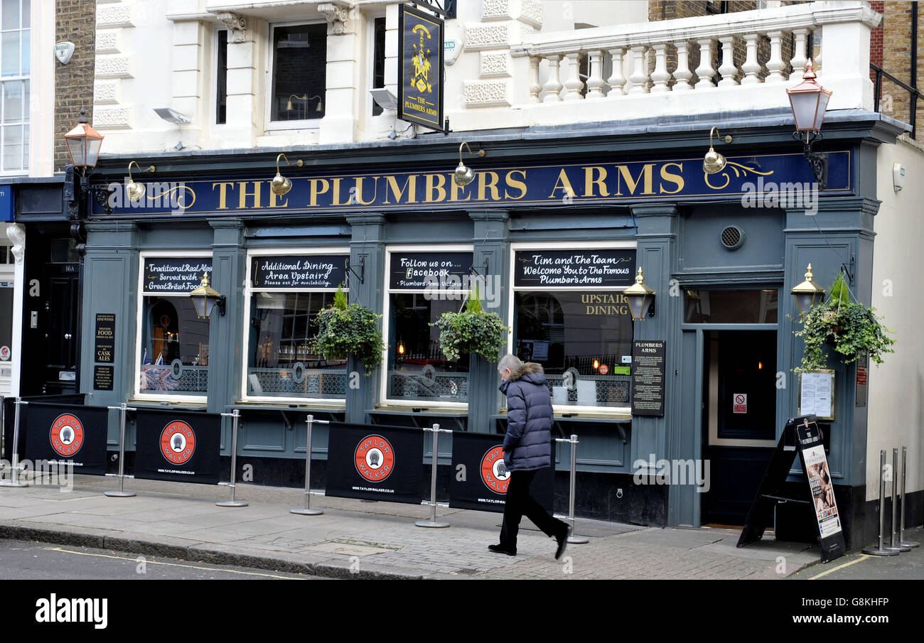 Eine allgemeine Ansicht der Plumbers Arms in der Lower Belgrave Street, London, wo Lady Lucan nach heftigen Schlägen in ihrem Haus in der Nähe lief, in der gleichen Nacht Lord Lucan verschwand und die Familie Kindermädchen Sandra Rivett wurde tot aufgefunden, als George Bingham, der einzige Sohn des vermissten Peer, Erhielt eine Sterbeurkunde für seinen Vater am High Court in Zentral-London. Stockfoto